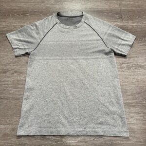 Rhone Shirt Mens Small‎ Gray Tee Training Workout Short Sleeve Stretch Crew Neck